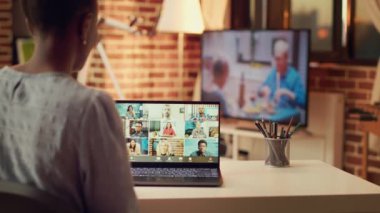 Kadın internetteki ortaklarıyla video görüşmelerine katılıyor, bitirilmesi gereken önemli serbest çalışma görevlerini tartışıyor. Tele-işçi tele-iş sohbetinde müteahhitle konuşuyor, evde uzaktan çalışıyor..