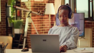 Afrika kökenli Amerikalı kadın çoklu görev yapıyor. Gün batımında iş yerinde müzik dinlerse işleri daha hızlı bitiriyor. Serbest Çalışan Çevrimiçi Kariyer ve Ses Melodileri.