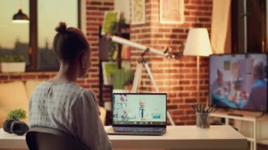 Kadın doktordan video görüşmesi için tavsiye istiyor, teletıp toplantısına katılıyor ve sorunu çözmek için uzmanla görüşüyor. Çevrimiçi tıbbi danışmanlık, sağlık desteği. Üçayak atışı.
