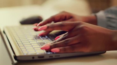 Serbest yazar internet bloguna yeni hikâye detayları yazıyor. Ev ofisinden serbest çalışan bir kadın. Bağımsız çalışan, blog yazan, modern makaleler yazan Afrikalı bir Amerikalı. El kamerasıyla. Kapat..