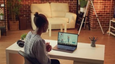 Sağlık hizmetleri danışmanı ve danışmanı için doktorla tele sağlık video görüşmesi yapan bir kadın. Teletıp konferansında doktorla hasta görüşmesi, sağlık hizmetleri..