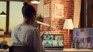 Müteahhitlerle görüntülü görüşme yapan serbest çalışan, web kamerasını kullanarak yeni proje görevleri ve teslim tarihlerini tartışıyor. Afrikalı Amerikalı kadın müşterileriyle görüşüyor, evden telgraf çekiyor. El kamerasıyla..