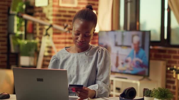 ウェブサイトのバンキングページで 商品を購入するためのオンラインショッピング 電子決済取引で注文するアフリカ系アメリカ人女性 — ストック動画