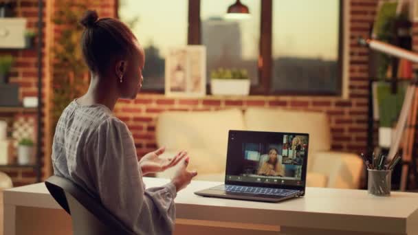 Pracovník Chatuje Klienty Videokallu Mluví Ceníku Služby Vybudovat Line Kariéru — Stock video