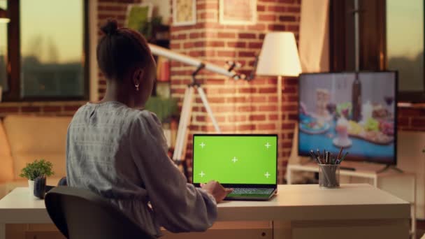 여성은 디스플레이에 스크린을보고 프리랜서 작업을위한 온라인 노트북에 모크업 Teleworker는 고립된 — 비디오