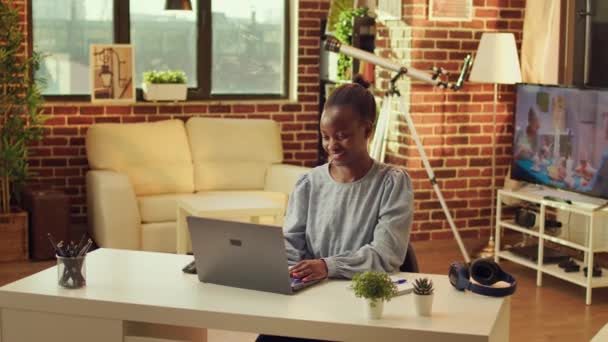 以家庭为基础的非洲裔美国开发人员每天从解决在线网络工作的任务开始 女自由职业者在工作站使用笔记本电脑回复电子邮件 日落时自然发光 — 图库视频影像