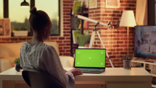 Teleworker Χρησιμοποιώντας Greenscreen Στο Laptop Ενώ Εργάζονται Αποστάσεως Freelance Εργασία — Αρχείο Βίντεο