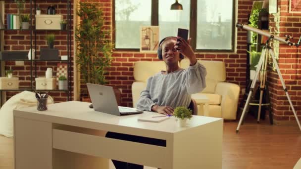 Jovem Divertindo Tirando Selfies Home Office Trabalhando Carreira Online Com — Vídeo de Stock