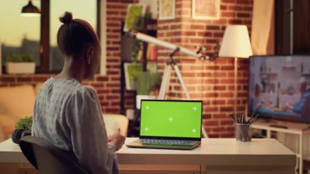 Freelancer Videocall Con Pantalla Verde Usando Laptop Casa Trabajando Trabajo — Vídeos de Stock