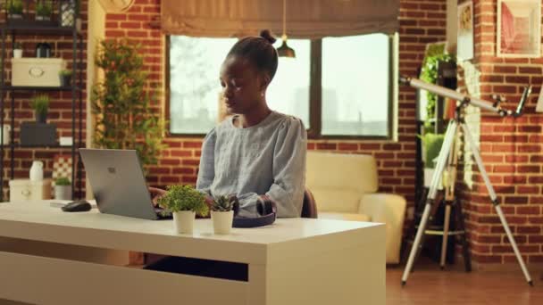 非裔美国人自由职业者开始一天在家里 解决电子商务项目的任务 在笔记本电脑上工作 在办公桌前回复电子邮件的女性 — 图库视频影像