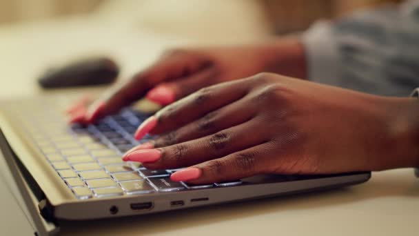 テレワーカーは ブログのための新しいストーリーのアイデアを入力し 自宅のオフィスで働く自己雇用者 アフリカ系アメリカ人の女性は フリーランスとブログのキャリアに発展します ハンドヘルドショット クローズアップ — ストック動画