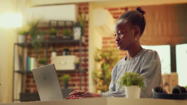 非洲裔美国妇女在日落时分在家工作 在个人网站上发表博客文章 自由职业者寻求在精炼能力的同时建立在线电子商务 手持射击 — 图库视频影像