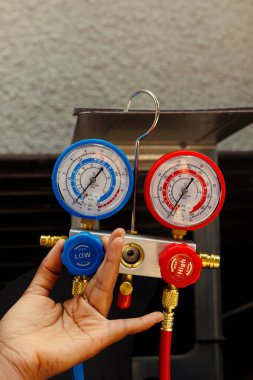AC göstergelerini kapatın. Vakum pompası bozuk genişleme vanası, freon akışı ve diğer sorunları bulabilirsiniz. Deneyimli kablocu yoğunlaştırıcı basınç seviyelerini okumak için manifold göstergeleri kullanıyor