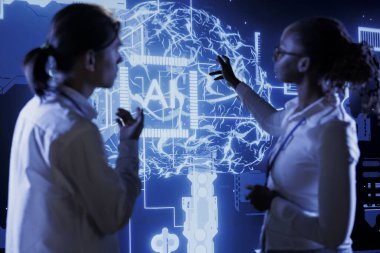 Kalifiye teknisyenler karmaşık verilerden kullanılabilir bilgiler elde etmek için yapay zeka hesaplamasını kullanmanın beyin fırtınası yollarını arıyorlar. Uzmanlardan oluşan bir ekip, büyük veri tabanlarını işlemek için yapay zeka uygular.