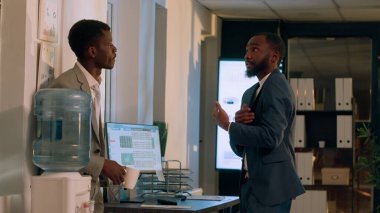 Gece vardiyasının bitmesini bekleyen yorgun iş arkadaşları modern ofiste kahve içiyorlar. Çalışanlar işe ara veriyor, yönetimden alınan performans değerlendirmelerini tartışıyorlar