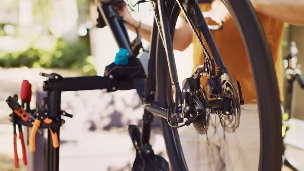 Close Bicicleta Traseira Derailleur Cogset Sendo Atendido Ajustado Quintal Para — Fotografia de Stock