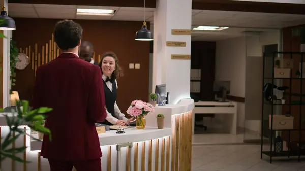 Geschäftsmann Klingelt Serviceglocke Der Lobby Hotel Concierge Personal Rufen Und — Stockfoto