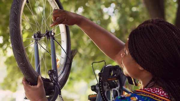 Close Woman Repairing Her Own Bicycle Yard Specialized Wrench Part — Stock Photo, Image