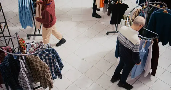 Visão Cima Para Baixo Dos Clientes Andando Redor Movimentado Shopping — Fotografia de Stock