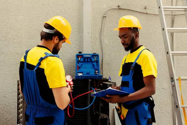 Certified Engineers Asked Air Conditioner Check Refilling Refrigerant Teamworking Colleagues — Stock Photo, Image