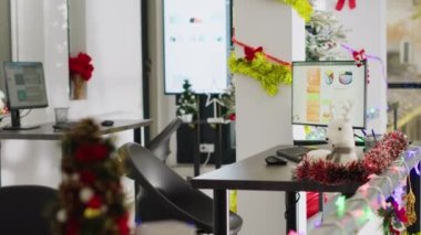 Şirketin Noel şenlikleri için dekore edilmiş boş süslü ofis. Xmas 'taki bilgisayar ekranlarındaki muhasebe rakamları, kış tatilinde hiç çalışanı olmayan işyerlerini süslüyor.