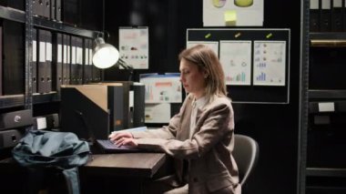 Kafkas polis memuru, gizli belgelerle soruşturma yürütür, bir dava üzerinde çalışır. Dizüstü bilgisayardaki tanık ifadelerini inceliyorum. Dedektif arşivdeki dosyalarla karşılaştırıyor..