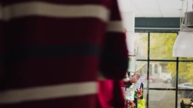 Noel dekore ofisindeki çalışanlar video görüşmesi sırasında yönetimin pozitif şirket kârını göstermekten memnuniyet duyarlar. Telekonferans işçisi, Noel tatilinde yöneticilerle konuşuyor.