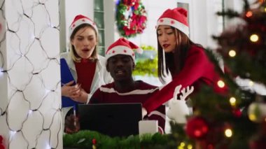 Noel 'deki takım lideri ofis dekore ederek kış tatili sezonundan önce personele görev veriyor. Müdür şirket personeline Xmas 'ın çalışma alanındaki projeyi nasıl düzgün bir şekilde bitireceklerini öğretiyor.