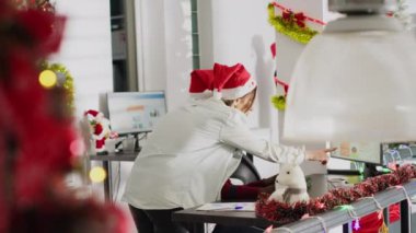 Noel süsleme ofisinde çalışan Afrikalı Amerikalı bir çalışan meslektaşından yardım istiyor. Şirket personeli Xmas 'taki mali rakamlara bakıyor.