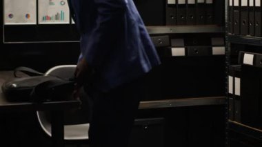 Gözetleme konusunda uzman Afro-Amerikan kanun adamı elinde laptop çantasıyla gizlice ofise giriyor. Dedektif dizüstü bilgisayarı masaya yerleştirir ve şüpheli profillerini ve kayıtlarını incelemeye başlar..
