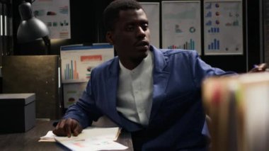 Afrikalı Amerikalı müfettiş kadın araştırmacıdan adli tıp raporu ve şüpheli bilgi istiyor. Çok ırklı polis ortakları organize suçları çözmek için soruşturma yürütüyorlar. Yakın çekim el bilgisayarı.
