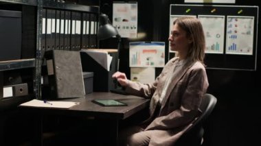Beyaz kadın özel dedektif, hologramdaki ipuçlarını ve suç kayıtlarını incelemek için ileri teknolojiyi kullanır. Polis kadın, holografik 3 boyutlu kanıt görüntüsü taşıyan yapay zeka kullanıyor..