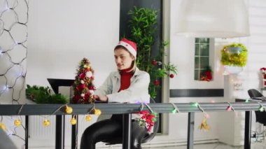 Noel hediyeli iş arkadaşı tarafından şaşırtılan çalışanın Dolly 'nin fotoğrafı. Birlikte festival sezonunu kutluyoruz. Personel üyesi, Xmas 'ın süslü ofisinde Xmas' ın sunulmasından sonra heyecanlandı