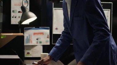 Özel dedektif dosyaları alıyor, ifadeleri analiz ediyor ve soruşturmada gerçeği ortaya çıkarmak için dizüstü bilgisayar kullanıyor. Afrika kökenli Amerikalı memur kişisel bilgisayarı kullanarak kanıt belgeleriyle çapraz kontrol yapıyor..