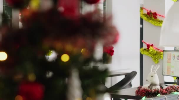 Tomma Festliga Utsmyckade Kontor Med Julbelysning Och Santa Figurine Företagslöner — Stockvideo
