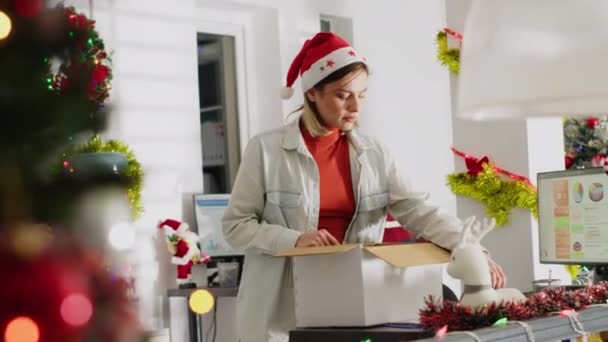 Kin Güden Işçiler Son Günlerinde Masa Eşyalarını Toplayıp Noel Ofis — Stok video