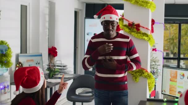 Персонал Компанії Санта Капелюсі Насолоджується Настроєм Різдвяного Духу Граючи Прикидаючись — стокове відео