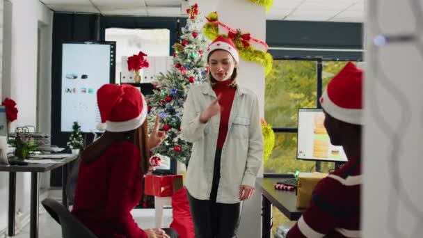 Miembros Del Personal Compañía Que Usan Sombrero Santa Claus Disfrutando — Vídeo de stock