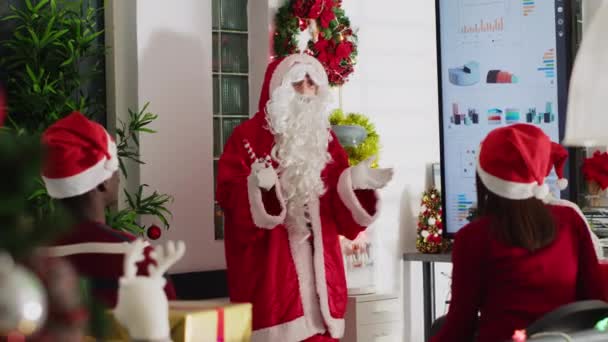 Manager Dressed Santa Christmas Season Holding Team Meeting Showing Presentation — Stock Video