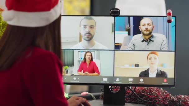 Zbliżenie Ujęcia Ekranie Komputera Pokazujące Spotkanie Zespołu Internetowym Videocall Świątecznym — Wideo stockowe