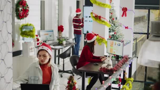 Asyalı Personel Noel Döneminde Süslü Ofiste Çalışıyor Denetleyici Denetim Sürecini — Stok video
