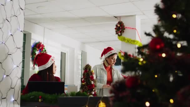 在工作的最后一天 在节日华丽的办公室里装着个人物品的工人们兴奋地拍照 然后离开了 工作人员在圣诞节前的年终裁员期间被解雇 并说再见 — 图库视频影像