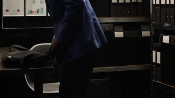 감시에 지식을 아프리카계 미국인 장교는 노트북 가방을 신중한 사무실 공간에 — 비디오
