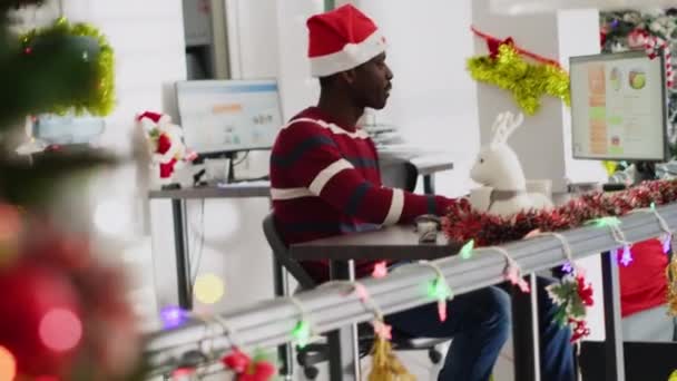 Zoom Toma Empleado Sorprendido Por Compañero Trabajo Con Regalo Navidad — Vídeos de Stock