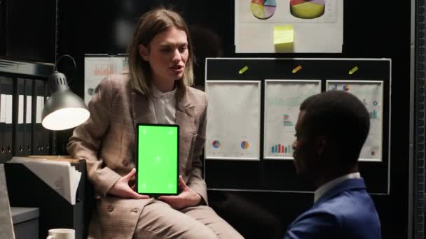 Kadın Araştırmacı Yeşil Ekranlı Cihazı Yakalayıp Sunum Yapacak Cezai Soruşturma — Stok video