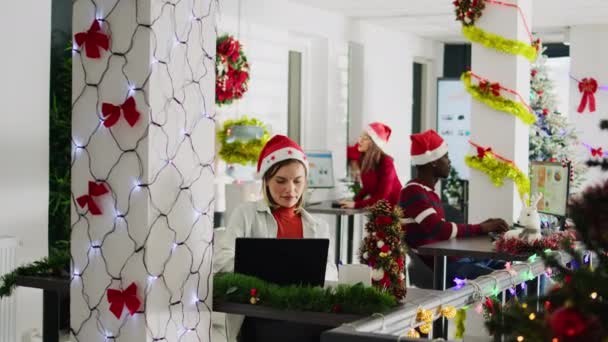 Щаслива Багатоетнічна Команда Яка Працює Над Різдвяним Сезоном Декоративному Офісі — стокове відео