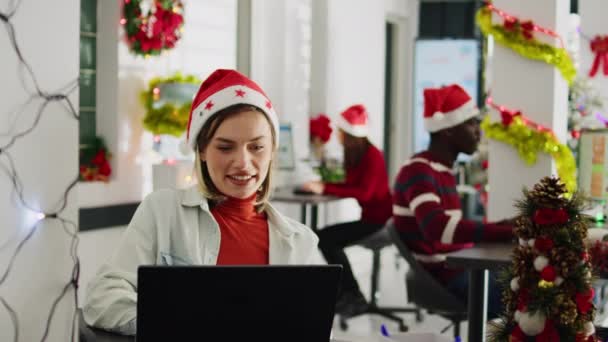 拍下快乐员工在装饰过的办公室里过圣诞的肖像 在与同事相邻的各种圣诞华丽的工作场所 同事们在办公桌前愉快地完成着任务 — 图库视频影像