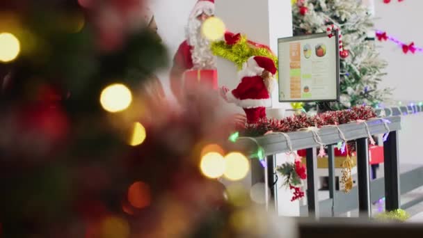 揭示了工人们在圣诞节华丽的工作空间里接受同事们以圣诞老人的身份赠送的礼物的照片 变装的同事在圣诞办公室庆祝活动前带着礼物的女人让人惊讶 — 图库视频影像