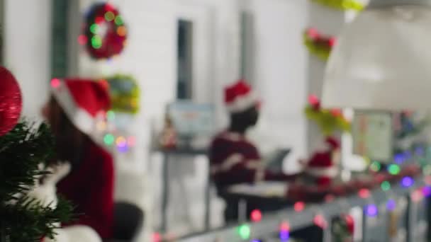 Onthullende Shot Van Manager Verkleed Als Kerstman Verspreiden Vakantie Vreugde — Stockvideo