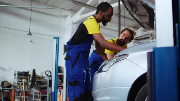 Técnicos Treinados Oficina Reparação Automóvel Trabalhando Juntos Fixação Carro Discutindo — Vídeo de Stock